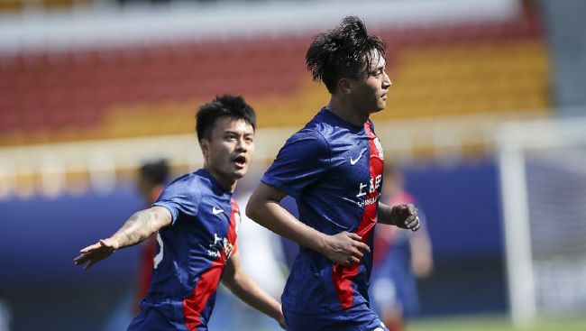 直升机一路飞抵洪五的养狗场。